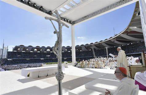 Fedeli alla Messa nello Zayed Sports City