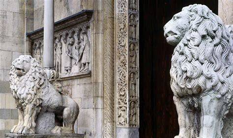 Portale angioino e leoni stilofori