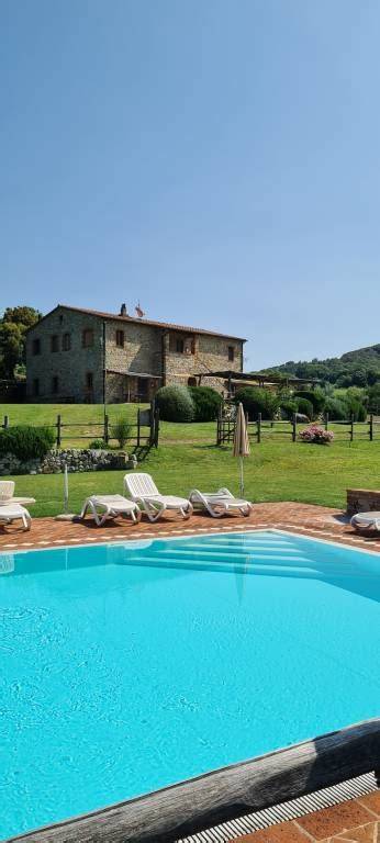 Giardino e piscina di un agriturismo in Toscana