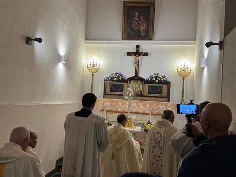 Maria in adorazione davanti all’Eucaristia