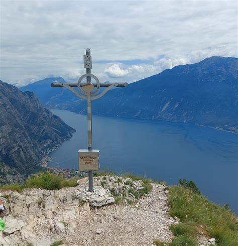 sentiero Monte Cas vista Lago Garda croce