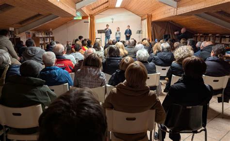 Comunità parrocchiale riunita attorno all’altare