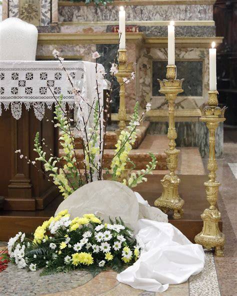 Altare pasquale con cero acceso