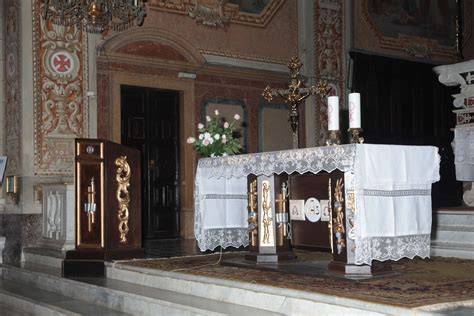 altare di chiesa decorato con gypsophila