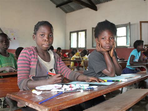 Ragazze mozambicane in attività educativa