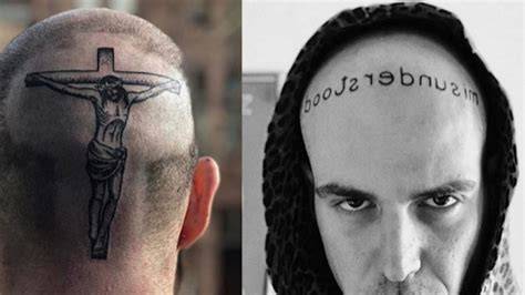 Rapper con crocifisso tatuato sulla nuca
