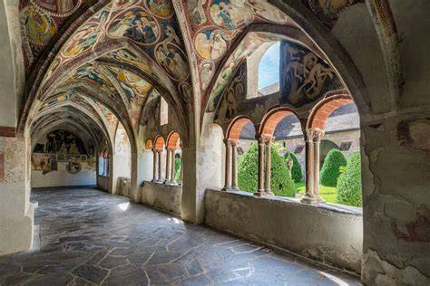Mattonata storica tra abbazia ed eremo