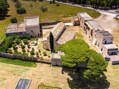 Abbazia di Santa Maria di Cerrate tra gli ulivi