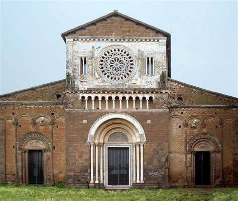 Facciata romanica della chiesa di Santa Maria