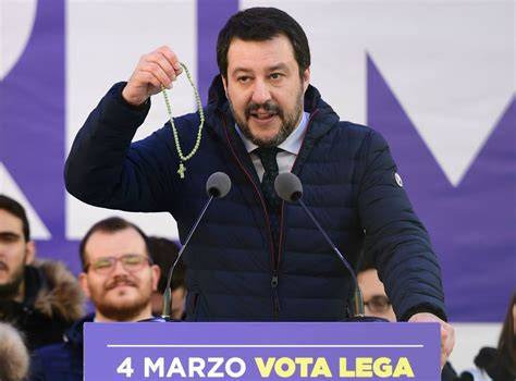 Matteo Salvini con rosario in piazza Duomo