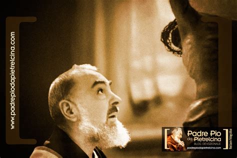Padre Pio davanti al Crocifisso delle Stigmate
