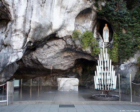 Grotta di Lourdes Milano via Lomazzo