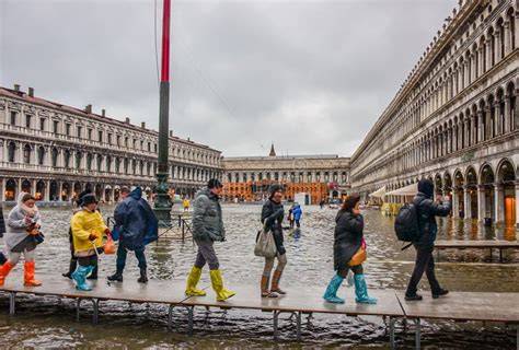 Passerelle durante acqua alta Venezia
