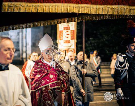 Processione con la reliquia della Santa Croce