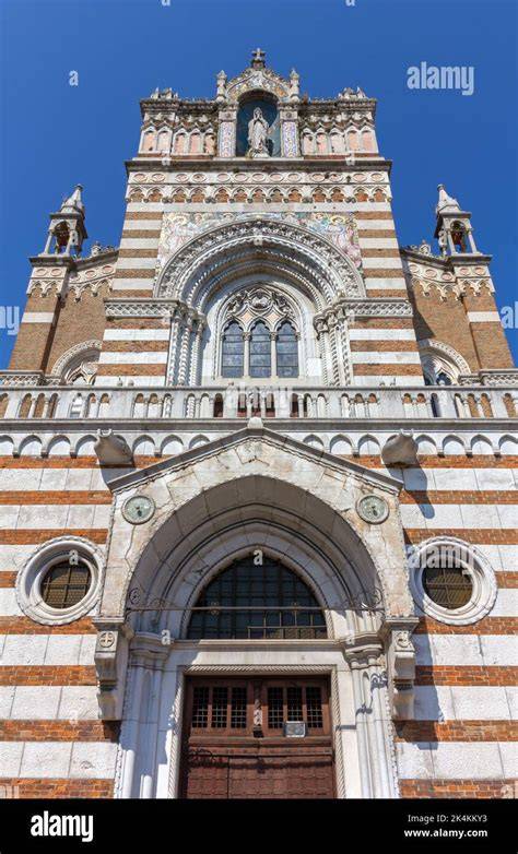 Facciata neogotica e campanile del santuario