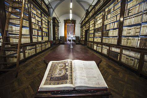 Biblioteca monastica con manoscritti antichi