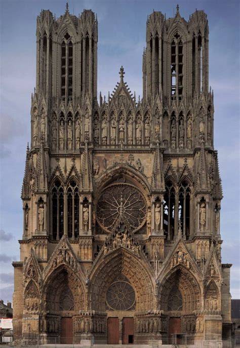 Facciata gotica della Cattedrale di Reims