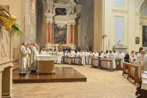 Processione degli Oli Santi nella chiesa