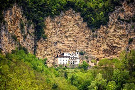 Sentiero boschivo verso Eremo di Calomini