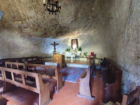 Interno roccioso del Santuario di Calomini