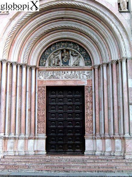 Portale ovest del Battistero di Parma