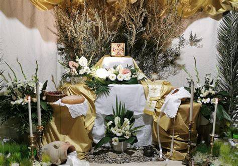 Altare pasquale con pane e Vangelo