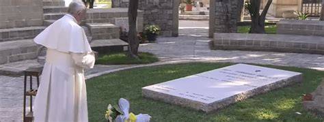 Francesco prega sulla tomba di Don Tonino Bello