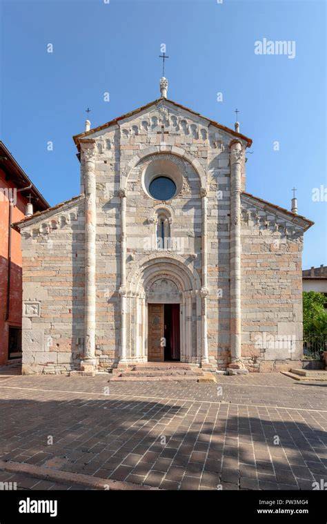 Facciata romanica chiesa Villa Carmine