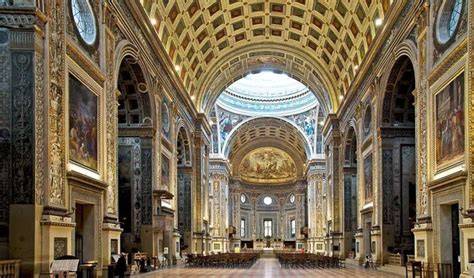 Interno della basilica con cupola e tre navate