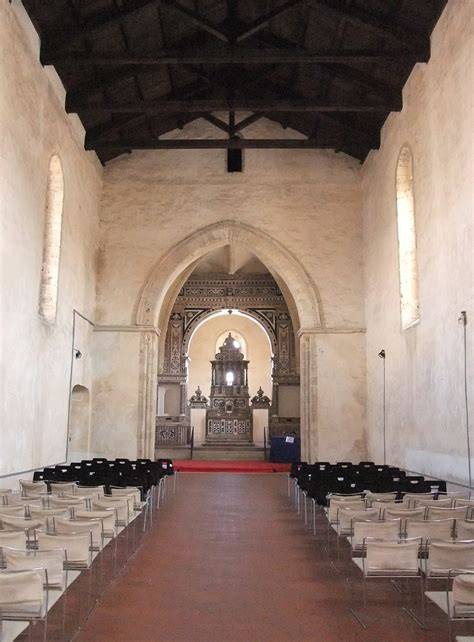 Interno a navata unica e capriate lignee