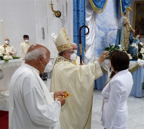 Vescovo unge fronte con sacro Crisma