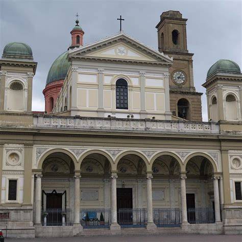 Portico e torri campanarie del Duomo di Nola