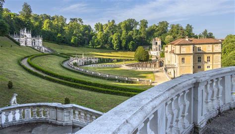 Vista della facciata tra i giardini abbaziali