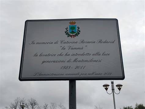 targa commemorativa per sacerdote in chiesa