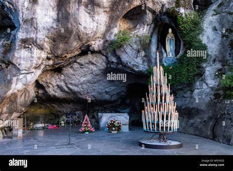 Bernadette Soubirous nella grotta di Lourdes