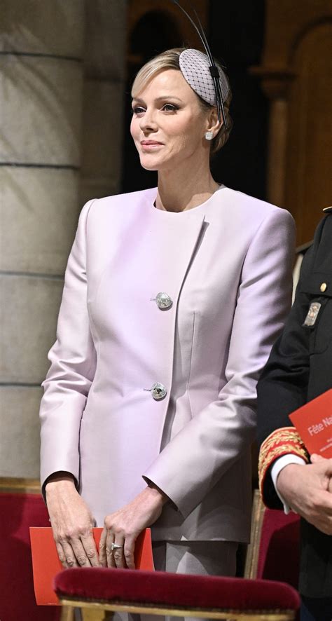 Principessa Charlene in abito bianco e cappellino