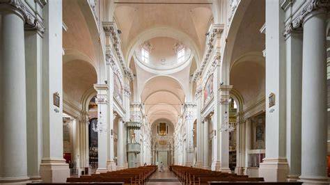 Interno neoclassico della cattedrale di Nuoro