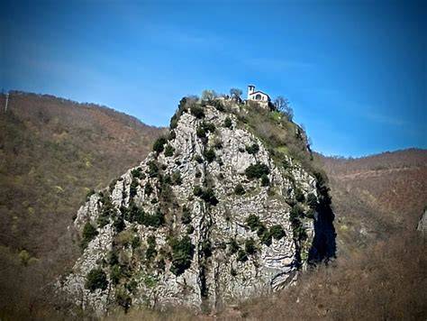 Scoglio di Roccaporena e cappella panoramica