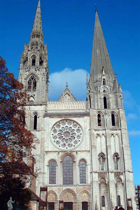 Facciata e portali scolpiti della cattedrale di Chartres
