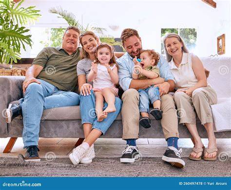 Bambini insieme in una famiglia accogliente