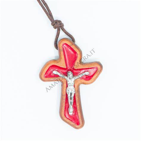 Suora con crocifisso rosso in mano