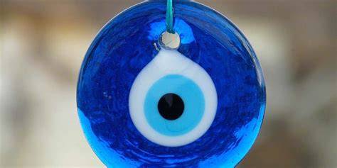 Occhio greco blu appeso a porta