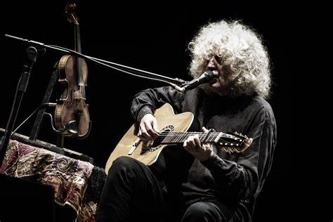 Angelo Branduardi con chitarra e violino