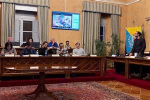 Intervento delle forze dell’ordine in strada