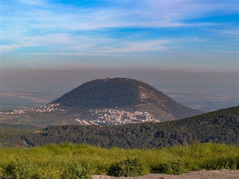 Monte Tabor nella pianura di Esdrelon