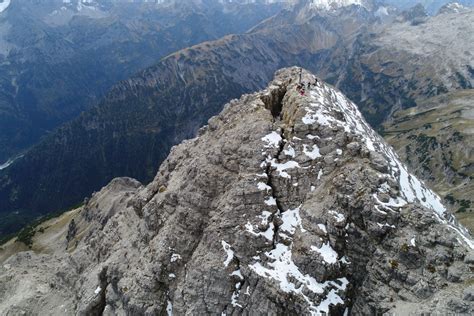 Madonna su vetta alpina panorama montano