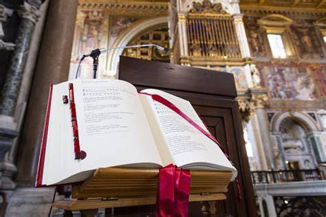Messale Romano e Lezionario sull’altare