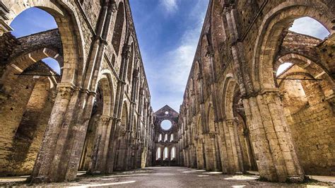Abbazia di San Galgano senza tetto
