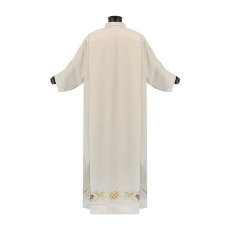 Presbitero con camice liturgico viola