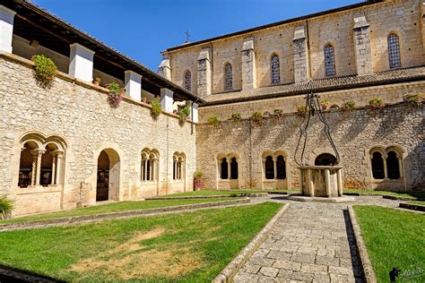 Chiostro quadrato dell’Abbazia di Casamari